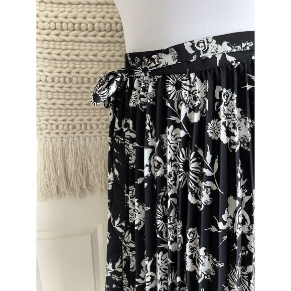LuLaRoe Deanne Pleated Wrap Skirt Size 16/18 Black &White Floral NEW Lightweight - Picture 6 of 11